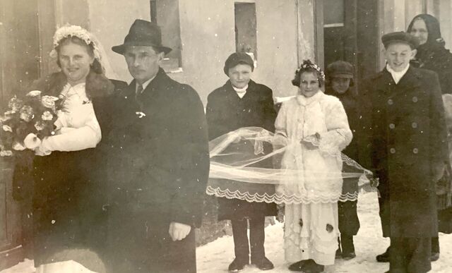 Další svatba v Loukově, tentokrát roku 1947: sedlák Miroslav Novák vede nevěstu, svou dceru Helenu. Zdroj: archiv Jany Čížkové